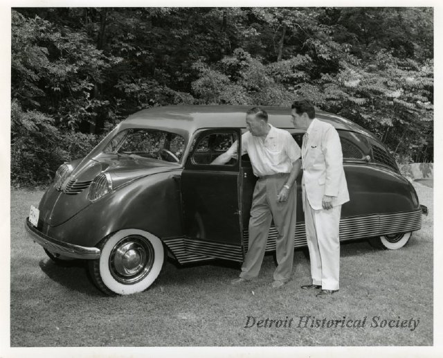 1 Philip K. Wrigley shows his Stout Scarab to Henry D. Brown, Director of the Detroit Historical Society (1964).