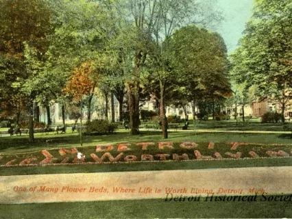 Postcard - One of the Many Flower Beds, Where Life is Worth Living, Detroit, Mich.