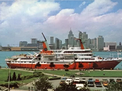 Postcard - MV Lowell Thomas World Discoverer, Cruising the Great Lakes - MV Lowell Thomas World Discoverer