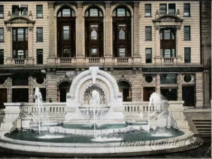 Postcard - Detroit Mich, Palmer Fountain.