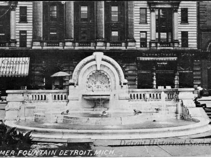 Postcard - Palmer Fountain Detroit, Mich.