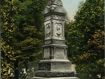 Postcard - A.O.U.W. Monument, Woodmere Cemetery, Detroit, Mich.