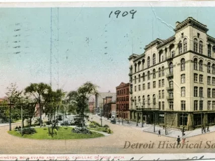 Postcard - Washington Boulevard and Hotel Cadillac, Detroit, Mich.