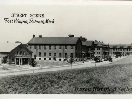 Postcard - Street Scene, Fort Wayne, Detroit, Mich.