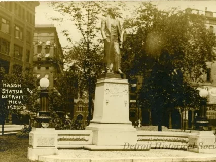 Postcard - Mason Statue, Detroit, Mich