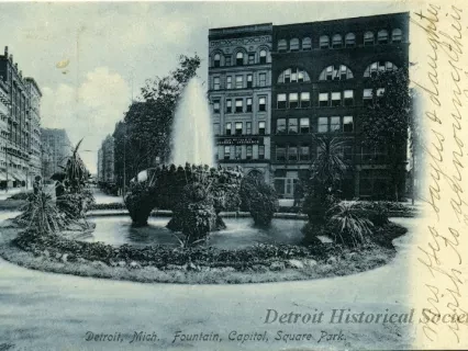 Postcard - Detroit, Mich. Fountain, Capitol, Square Park.