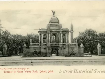 Postcard - Entrance to Water Works Park, Detroit, Mich