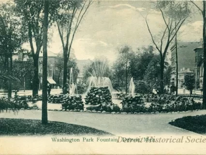 Postcard - Washington Park Fountain, Detroit, Mich.
