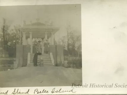 Postcard - Band Stand Belle Island