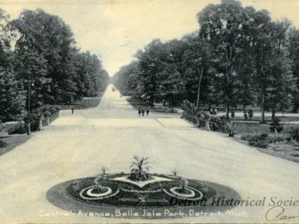Postcard - Central Avenue, Belle Isle Park, Detroit, Mich.