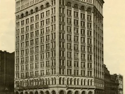 Newspaper - Majestic - Gebaude (Das herz von Detroit.)