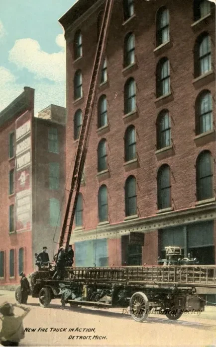 Postcard - New Fire Truck in action, Detroit, Mich.