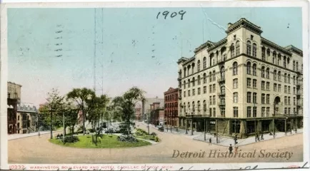 Postcard - Washington Boulevard and Hotel Cadillac, Detroit, Mich.