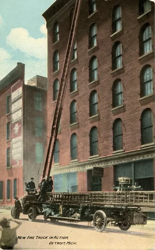 Postcard - New Fire Truck in action, Detroit, Mich.