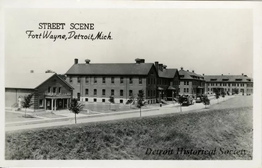 Postcard - Street Scene, Fort Wayne, Detroit, Mich.
